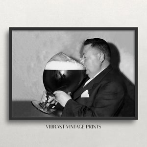ビールを飲む太った男、白黒アート、ビンテージ ウォール アート、巨大なビール グラス、面白い、バーの壁飾り、デジタル ダウンロード、印刷可能なウォール アート