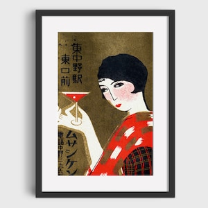 K&ouml;nnte beinhalten: Vintage japanischer Kunstdruck mit einer Frau in einem roten Kimono, die einen Cocktail h&auml;lt. Das Kunstwerk hat einen goldenen Hintergrund und japanischen Text. Die Frau hat dunkles Haar und roten Lippenstift. Der Druck ist in einem schwarzen Rahmen gerahmt.