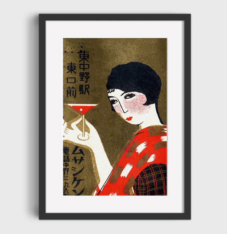 K&ouml;nnte beinhalten: Vintage japanischer Kunstdruck mit einer Frau in einem roten Kimono, die einen Cocktail h&auml;lt. Das Kunstwerk hat einen goldenen Hintergrund und japanischen Text. Die Frau hat dunkles Haar und roten Lippenstift. Der Druck ist in einem schwarzen Rahmen gerahmt.