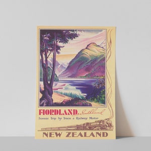 Puede incluir: Cartel de viaje vintage de Fiordland, Southland, Nueva Zelanda. El cartel presenta un paisaje esc&eacute;nico con un lago, monta&ntilde;as y &aacute;rboles, con un tren y un motor de ferrocarril en la parte inferior. El texto dice "Fiordland, Southland, Scenic Trip by Train & Railway Motor, New Zealand."