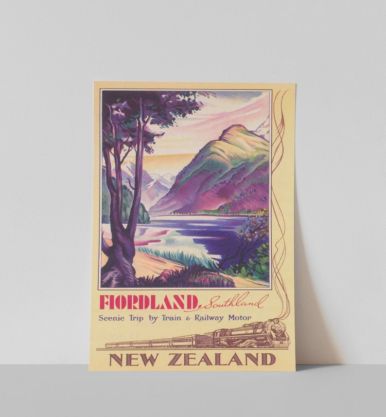 Puede incluir: Cartel de viaje vintage de Fiordland, Southland, Nueva Zelanda. El cartel presenta un paisaje esc&eacute;nico con un lago, monta&ntilde;as y &aacute;rboles, con un tren y un motor de ferrocarril en la parte inferior. El texto dice "Fiordland, Southland, Scenic Trip by Train & Railway Motor, New Zealand."