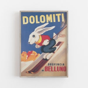 Könnte beinhalten: Vintage Reiseposter mit einem weißen Kaninchen, das einen Berg hinunterfährt, mit dem Text "DOLOMITI PROVINCIA DI BELLUNO".