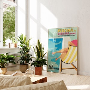 K&ouml;nnte beinhalten: Ein Vintage-Poster, das ein Schwimmbad in Italien bewirbt. Das Poster zeigt eine Frau, die sich an einem Pool auf einem Liegestuhl entspannt. Der Text auf dem Poster lautet "Piscina di Sarteano (Siena) Acqua corrente a 24 gradi" und "Bar Ristorante".