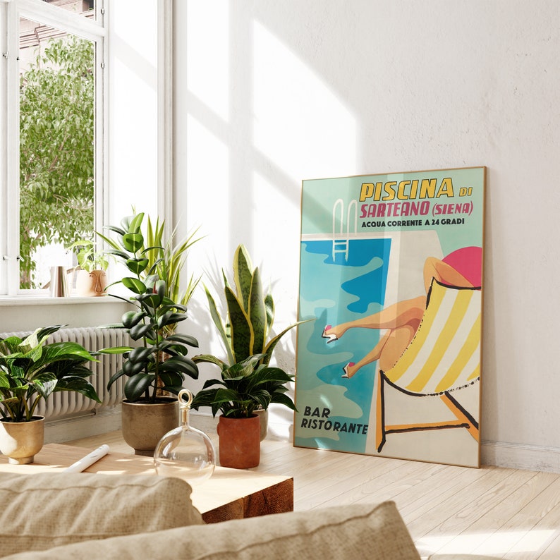 K&ouml;nnte beinhalten: Ein Vintage-Poster, das ein Schwimmbad in Italien bewirbt. Das Poster zeigt eine Frau, die sich an einem Pool auf einem Liegestuhl entspannt. Der Text auf dem Poster lautet "Piscina di Sarteano (Siena) Acqua corrente a 24 gradi" und "Bar Ristorante".