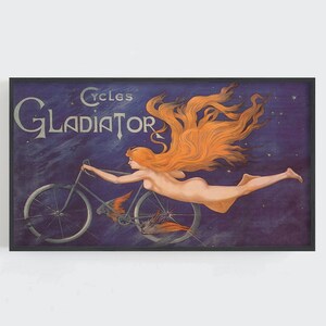 K&ouml;nnte beinhalten: Vintage Poster-Druck mit einer nackten Frau mit flie&szlig;endem rotem Haar, die Fahrrad f&auml;hrt. Das Poster tr&auml;gt die Worte "Cycles Gladiator" in silbernen Buchstaben auf einem dunkelblauen, sternen&uuml;bers&auml;ten Hintergrund. Das Fahrrad hat orangefarbene und rote Akzente.
