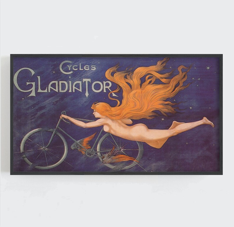 K&ouml;nnte beinhalten: Vintage Poster-Druck mit einer nackten Frau mit flie&szlig;endem rotem Haar, die Fahrrad f&auml;hrt. Das Poster tr&auml;gt die Worte "Cycles Gladiator" in silbernen Buchstaben auf einem dunkelblauen, sternen&uuml;bers&auml;ten Hintergrund. Das Fahrrad hat orangefarbene und rote Akzente.