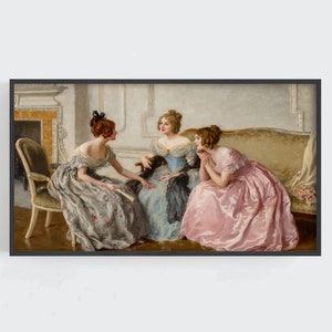 Peut inclure: Trois femmes en robes &eacute;l&eacute;gantes sont assises sur un canap&eacute; dans une pi&egrave;ce avec une chemin&eacute;e. La femme &agrave; gauche porte une robe grise et blanche, la femme au milieu porte une robe bleue et noire, et la femme &agrave; droite porte une robe rose.