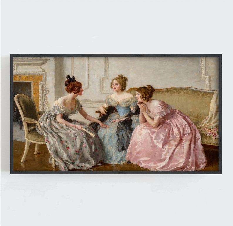Peut inclure: Trois femmes en robes &eacute;l&eacute;gantes sont assises sur un canap&eacute; dans une pi&egrave;ce avec une chemin&eacute;e. La femme &agrave; gauche porte une robe grise et blanche, la femme au milieu porte une robe bleue et noire, et la femme &agrave; droite porte une robe rose.