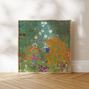 Puede incluir: Una pintura enmarcada de un jard&iacute;n colorido con una variedad de flores en tonos de blanco, naranja, rojo, morado y verde. Las flores est&aacute;n dispuestas en un patr&oacute;n denso, casi abstracto, creando una sensaci&oacute;n de movimiento y energ&iacute;a.