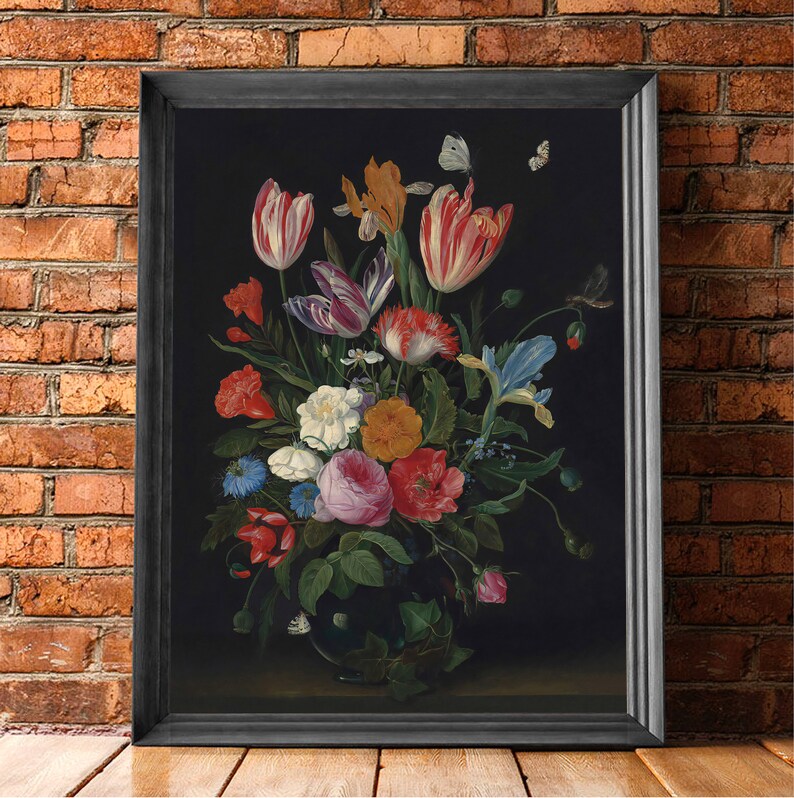 K&ouml;nnte beinhalten: Gerahmtes Blumenstillleben mit einem lebendigen Strau&szlig; aus Tulpen, Rosen, Iris und anderen Blumen in einer dunklen Vase vor schwarzem Hintergrund. Das Kunstwerk zeigt Schmetterlinge und ist in einem schwarzen Rahmen gefasst.