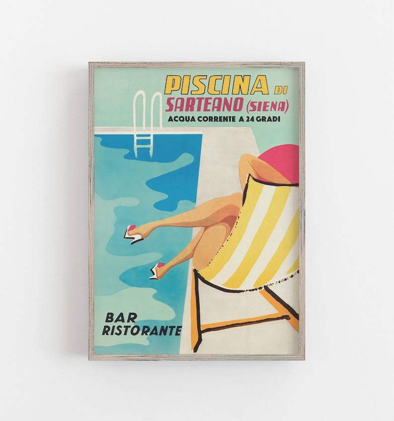 K&ouml;nnte beinhalten: Ein Vintage-Reiseposter, das ein Schwimmbad in Italien bewirbt. Das Poster zeigt eine Frau, die sich auf einem Liegestuhl am Pool entspannt. Der Text auf dem Poster lautet "Piscina di Sarteano (Siena) Acqua corrente a 24 gradi Bar Ristorante".