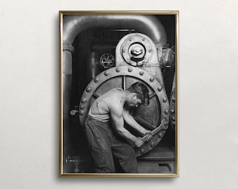 Könnte beinhalten: Ein Schwarzweißfoto eines Mannes, der an einer großen Industriemaschine arbeitet. Er trägt ein Arbeitshemd und verwendet einen Schraubenschlüssel, um eine Schraube festzuziehen.