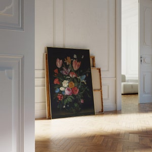 K&ouml;nnte beinhalten: Gerahmtes Blumenstillleben-Gem&auml;lde mit dunklem Hintergrund. Das Kunstwerk zeigt einen lebendigen Strau&szlig; aus Tulpen, Rosen und anderen Blumen in Rot-, Rosa-, Gelb- und Blaut&ouml;nen. Der Rahmen ist goldfarben.