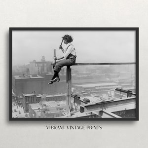 Poutre de fer, portrait de femme, oeuvre d'art noir et blanc, femme sidérurgiste, art mural vintage, vieille photo, téléchargement numérique, art mural imprimable