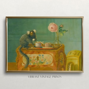 Puede incluir: Una impresión vintage enmarcada que presenta un mono tití, tazas de té y una rosa en un jarrón sobre una mesa decorativa. La mesa tiene diseños florales y un pequeño mueble. La impresión tiene un marco dorado y el texto "VIBRANT VINTAGE PRINTS".