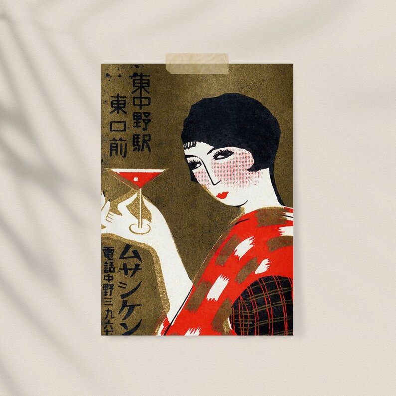 K&ouml;nnte beinhalten: Vintage japanisches Poster mit einer Frau mit Bob-Frisur, die einen Cocktail h&auml;lt. Die Frau tr&auml;gt einen rot-schwarz gemusterten Kimono. Japanischer Text ist auf der linken Seite des Posters zu sehen. Das Poster ist mit Klebeband an einer Wand befestigt.