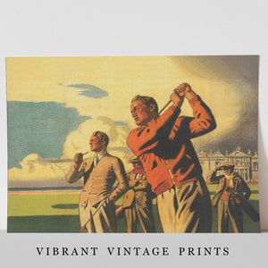 Pu&ograve; includere: Un'illustrazione vintage di quattro uomini che giocano a golf su un campo verde. L'uomo in primo piano sta swingando la sua mazza, mentre gli altri tre uomini guardano. Il cielo &egrave; azzurro chiaro con nuvole bianche, e c'&egrave; un edificio sullo sfondo.