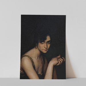 Pode incluir: Uma pintura de uma mulher com cabelo escuro e um vestido verde. Ela est&aacute; olhando diretamente para o espectador com uma express&atilde;o s&eacute;ria. O fundo &eacute; escuro.