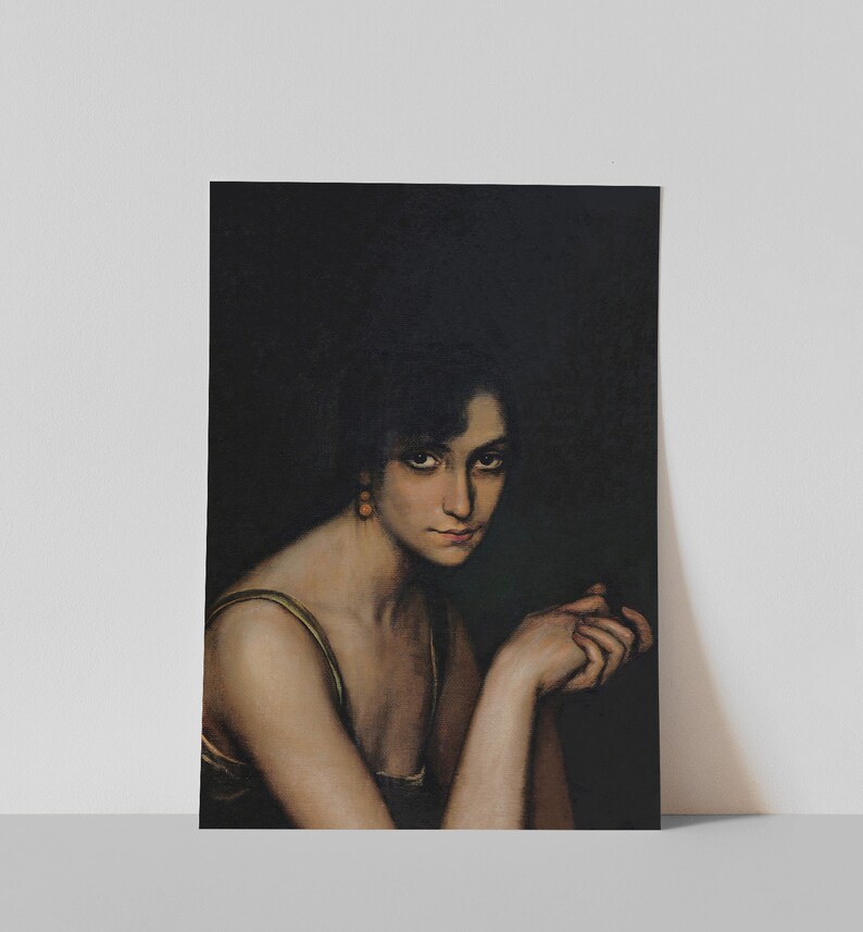 Pode incluir: Uma pintura de uma mulher com cabelo escuro e um vestido verde. Ela est&aacute; olhando diretamente para o espectador com uma express&atilde;o s&eacute;ria. O fundo &eacute; escuro.
