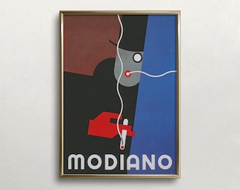 Op de afbeelding: Ingelijste vintage poster met een goudkleurige lijst. Het kunstwerk toont een gestileerde illustratie met een figuur met hoge hoed, een rode hand die een sigaret vasthoudt en het woord "MODIANO" in witte letters. Het kleurenpalet omvat rood, zwart, blauw en grijs.