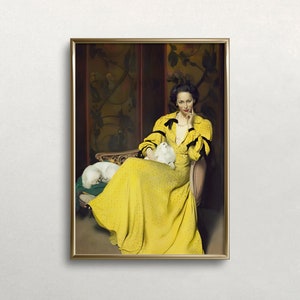 以下が含まれることがあります： 黄色のドレスを着た女性が、2匹の白い猫と一緒に椅子に座っています。背景は、花柄の暗い装飾的な壁です。