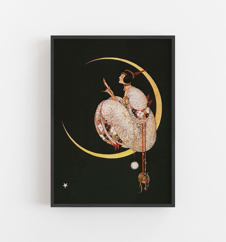 Op de afbeelding: Een ingelijste kunstdruk met een figuur in een wit kledingstuk met textuur en bloemenpatroon, zittend op een grote gouden maansikkel tegen een zwarte achtergrond. Een kleine witte ster is zichtbaar in de linkerbenedenhoek van het beeld.