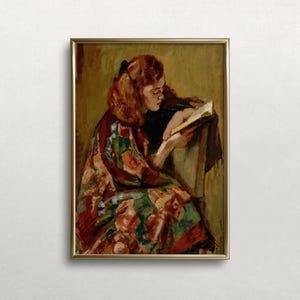 以下が含まれることがあります： 額縁に入ったヴィンテージ油絵。本を読む赤毛の人物が描かれています。その人物はカラフルな模様のローブを着て椅子に座っています。このアートワークは、茶色、緑、赤の色合いを持つ暖色系の色使いです。
