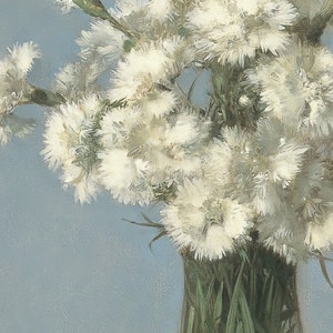 以下が含まれることがあります： 透明なガラスの花瓶に入った、白くてふわふわした花のブーケの絵。花は柔らかく、質感のある外観で、背景は水色です。花瓶には緑色の茎と葉が入っています。