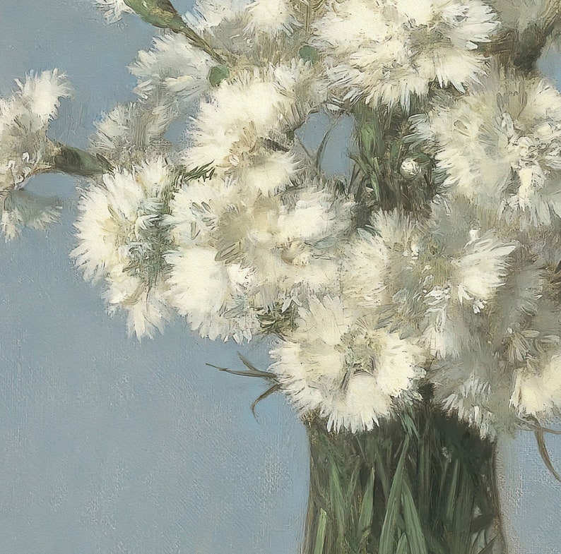 以下が含まれることがあります： 透明なガラスの花瓶に入った、白くてふわふわした花のブーケの絵。花は柔らかく、質感のある外観で、背景は水色です。花瓶には緑色の茎と葉が入っています。