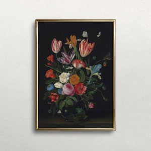 K&ouml;nnte beinhalten: Gerahmtes Blumenstillleben mit einem lebendigen Strau&szlig; aus Tulpen, Rosen und Iris vor dunklem Hintergrund. Das Kunstwerk zeigt Schmetterlinge und ist in einem goldenen Rahmen gefasst, was eine klassische &Auml;sthetik schafft.