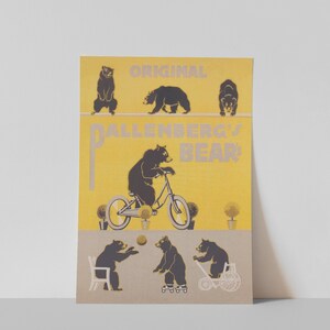 Op de afbeelding: Een poster met een gele en beige achtergrond toont illustraties van beren in verschillende poses. De bovenste sectie leest "ORIGINAL" en "ALLENBERG'S BEAR" in zilveren letters. Beren worden afgebeeld terwijl ze staan, fietsen en rolschaatsen.