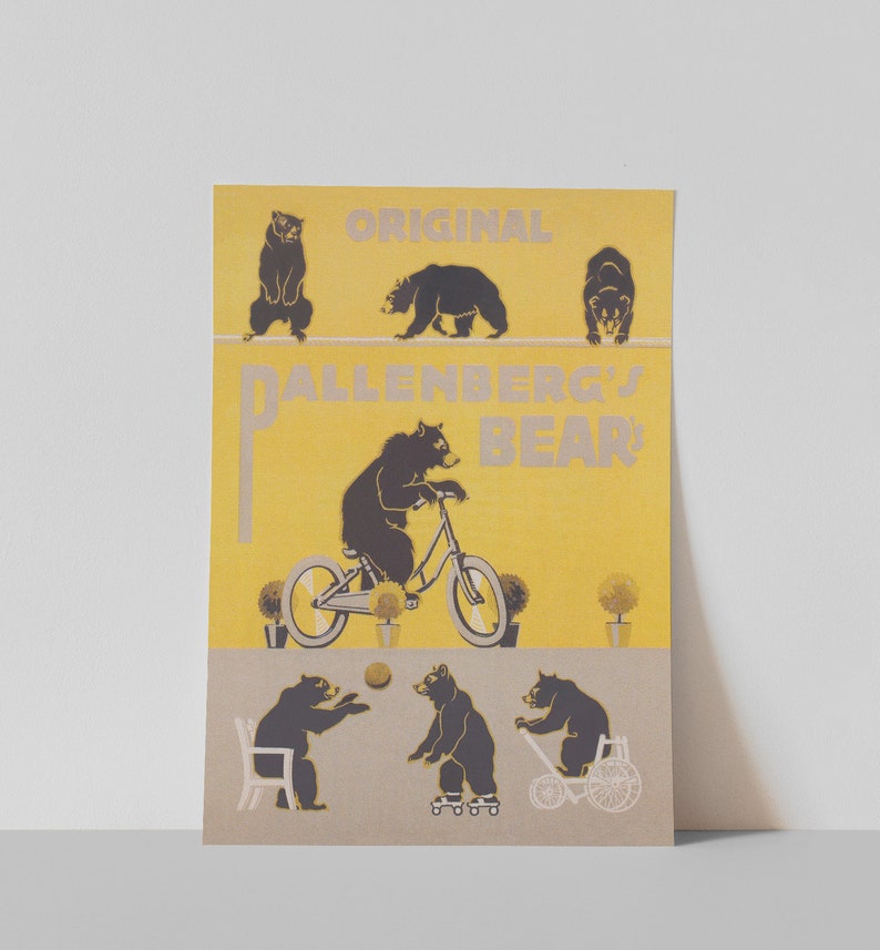 Op de afbeelding: Een poster met een gele en beige achtergrond toont illustraties van beren in verschillende poses. De bovenste sectie leest "ORIGINAL" en "ALLENBERG'S BEAR" in zilveren letters. Beren worden afgebeeld terwijl ze staan, fietsen en rolschaatsen.