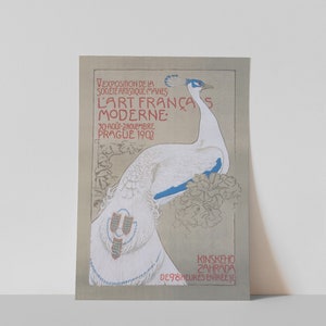 Op de afbeelding: Vintage poster met een illustratie van een witte pauw met blauwe accenten. De poster heeft rode en zwarte tekst, waaronder "L'ART FRAN&Ccedil;AS MODERNE" en data. De achtergrond is een gedempt grijs. Het is een kunsttentoonstelling.