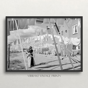 Wydruk zdjęcia z Dnia Prania w stylu vintage: Czarno-biała sztuka na sznurku do prania (do pobrania w wersji cyfrowej)