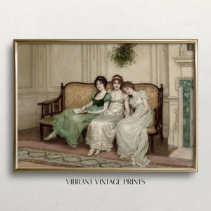 Puede incluir: Tres mujeres con vestidos elegantes se sientan en un sofá de felpa de color dorado. Las mujeres visten vestidos verdes, blancos y blancos. El sofá está en una habitación con una chimenea y una guirnalda decorativa de vegetación colgando sobre el sofá. La imagen es una pintura vintage.
