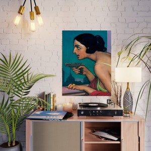 Mujer con pistola / Arte mural oscuro y melancólico / Retrato vintage de mujer / Arte mural ecléctico / Decoración de pared maximalista / Arte mural imprimible n.° 269 imagen 6