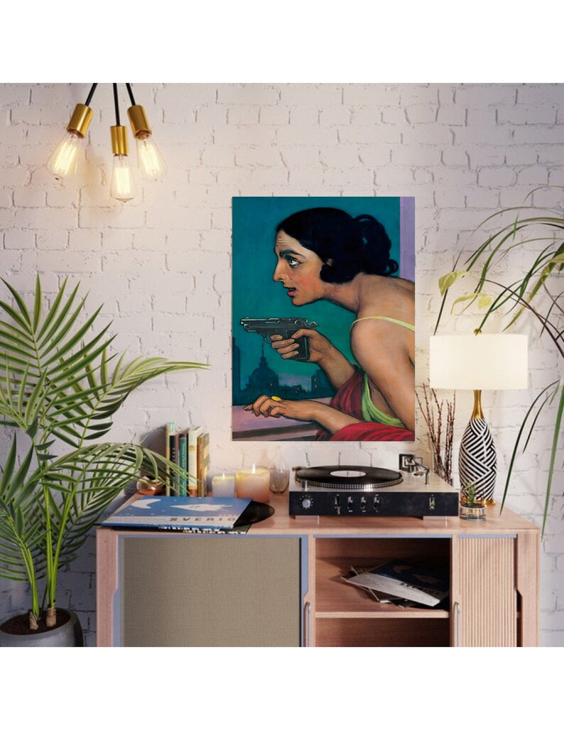 Mujer con pistola / Arte mural oscuro y melancólico / Retrato vintage de mujer / Arte mural ecléctico / Decoración de pared maximalista / Arte mural imprimible n.° 269 imagen 6