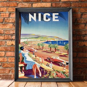 Puede incluir: P&oacute;ster de viaje vintage enmarcado para Niza, Francia, que presenta a una mujer con un vestido azul claro, palmeras, coches cl&aacute;sicos y la palabra "NICE" en letras blancas grandes sobre un cielo azul. La obra de arte tiene un estilo retro con colores vibrantes y una escena costera.