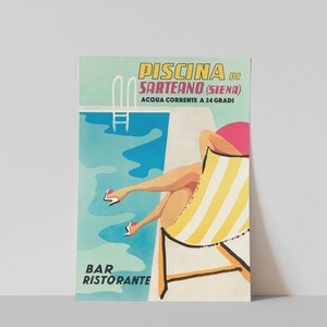 K&ouml;nnte beinhalten: Ein Vintage-Poster, das ein Schwimmbad in Sarteano, Siena, Italien, bewirbt. Das Poster zeigt eine Frau, die sich auf einem Liegestuhl am Pool entspannt, mit dem Text "Piscina di Sarteano (Siena) Acqua corrente a 24 gradi" und "Bar Ristorante" unten.