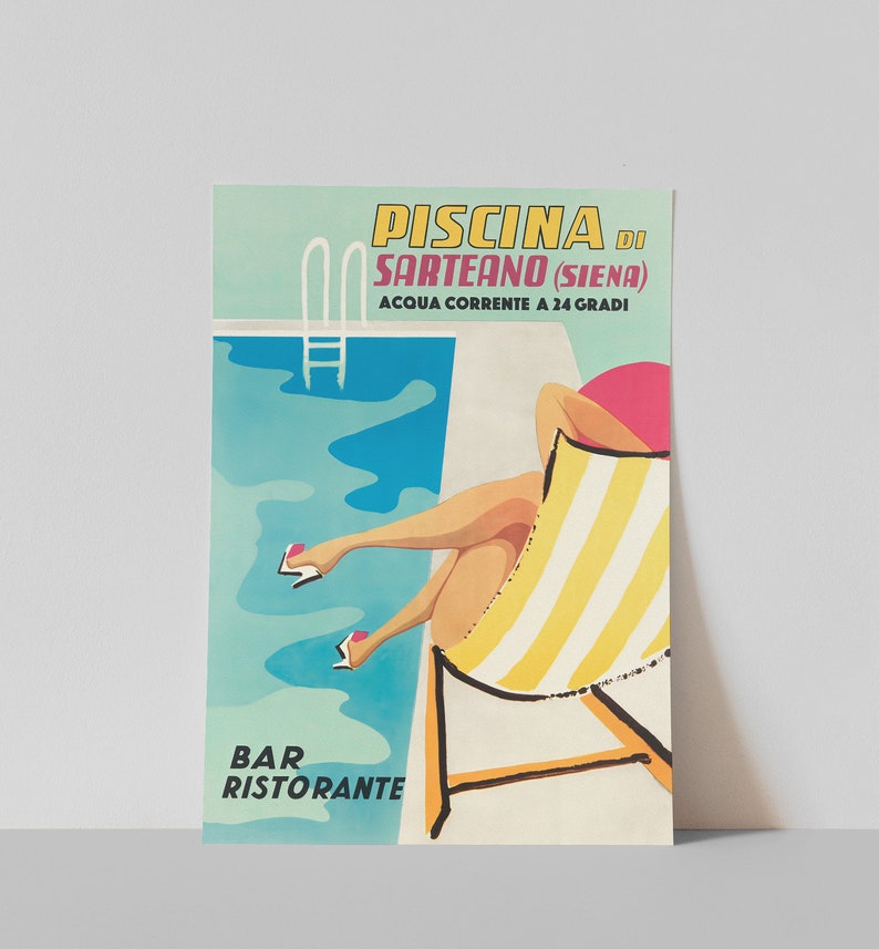 K&ouml;nnte beinhalten: Ein Vintage-Poster, das ein Schwimmbad in Sarteano, Siena, Italien, bewirbt. Das Poster zeigt eine Frau, die sich auf einem Liegestuhl am Pool entspannt, mit dem Text "Piscina di Sarteano (Siena) Acqua corrente a 24 gradi" und "Bar Ristorante" unten.