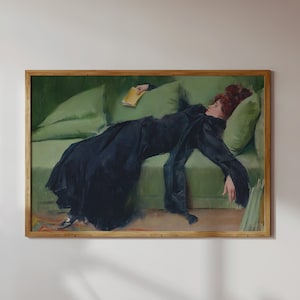 K&ouml;nnte beinhalten: Ein Gem&auml;lde einer Frau in einem schwarzen Kleid, die auf einem gr&uuml;nen Sofa mit einem gelben Buch in der Hand liegt.