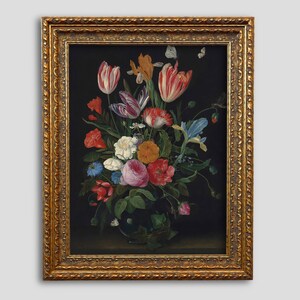 K&ouml;nnte beinhalten: Gerahmtes Blumenstillleben-Gem&auml;lde. Das Kunstwerk zeigt einen lebendigen Blumenstrau&szlig; in einer Glasvase vor dunklem Hintergrund. Die Blumen umfassen Tulpen, Rosen und Iris in verschiedenen Farben. Der Rahmen ist verziert und goldfarben.