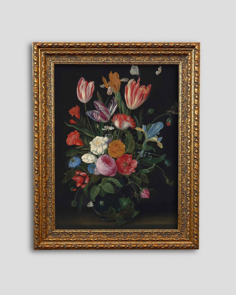K&ouml;nnte beinhalten: Gerahmtes Blumenstillleben-Gem&auml;lde. Das Kunstwerk zeigt einen lebendigen Blumenstrau&szlig; in einer Glasvase vor dunklem Hintergrund. Die Blumen umfassen Tulpen, Rosen und Iris in verschiedenen Farben. Der Rahmen ist verziert und goldfarben.