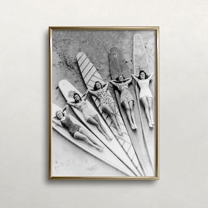 サーファーガールズプリント、白黒アート、ヴィンテージウォールアート、ビーチウォールアート、女性サーファー、デジタルダウンロード、印刷可能なアート