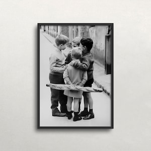 Kleine Jungs in Paris, schwarz, weiß Kunst, Vintage Wandkunst, altes Foto, Junge mit Baguette, kleine Bande, DIGITAL DOWNLOAD, DRUCKBARE Wandkunst