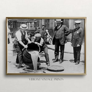 Sztuka ścienna z czasów prohibicji, wylewanie piwa, sztuka czarno-biała, sztuka ścienna w stylu vintage, nalot policji, dekoracja wózka barowego, POBIERANIE CYFROWE, DRUKOWANA sztuka ścienna