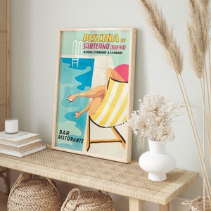 K&ouml;nnte beinhalten: Ein Vintage-Poster, das ein Schwimmbad in Italien bewirbt. Das Poster zeigt eine Frau in einem gelben und wei&szlig;en gestreiften Liegestuhl, mit dem Text "PISCINA DI SARTEANO (SIENA) ACQUA CORRENTE A 24 GRADI BAR RISTORANTE" in einer bunten Schrift.