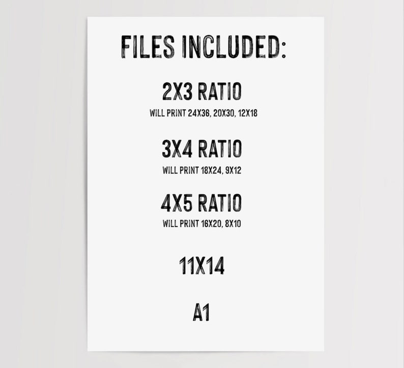 Pu&ograve; includere: Un'immagine in bianco e nero con il testo "FILES INCLUDED:" in alto. Sotto il testo ci sono diverse dimensioni di file e le loro dimensioni di stampa corrispondenti. Le dimensioni dei file sono 2x3 ratio, 3x4 ratio, 4x5 ratio, 11x14 e A1.