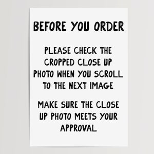 Op de afbeelding: Een wit informatiebord met zwarte tekst die luidt: BEFORE YOU ORDER, PLEASE CHECK THE CROPPED CLOSE UP PHOTO WHEN YOU SCROLL TO THE NEXT IMAGE, MAKE SURE THE CLOSE UP PHOTO MEETS YOUR APPROVAL. De tekst is in een vetgedrukt lettertype.