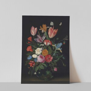 K&ouml;nnte beinhalten: Ein Kunstdruck mit einem Blumenstillleben vor dunklem Hintergrund. Eine Vase ist mit bunten Blumen gef&uuml;llt, darunter Tulpen, Rosen und Iris, mit Schmetterlingen. Ein klassisches, elegantes Kunstwerk f&uuml;r die Wand.